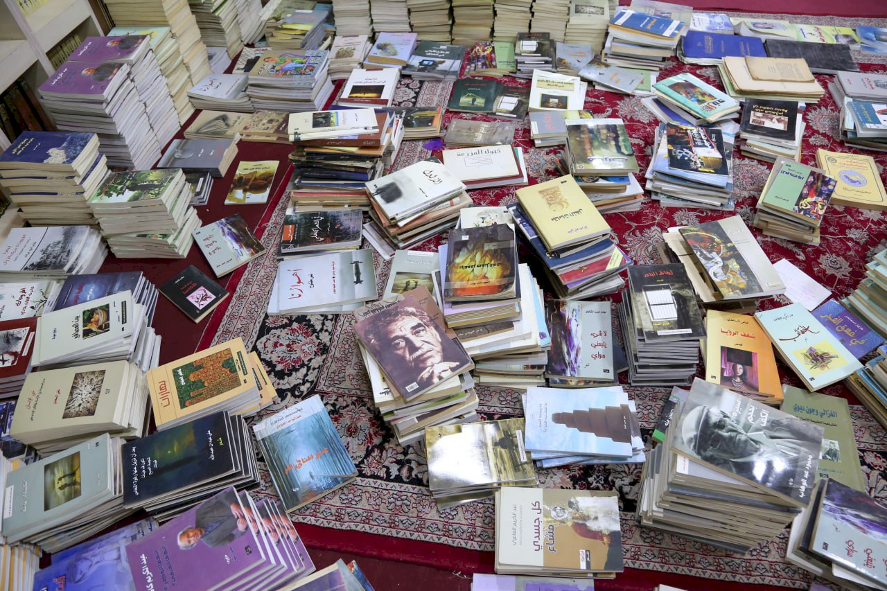 مكتبة مركز تراث البصرة تتسلم الوجبة الأولى من مكتبة الأديب البصري الراحل (علي انكيل)